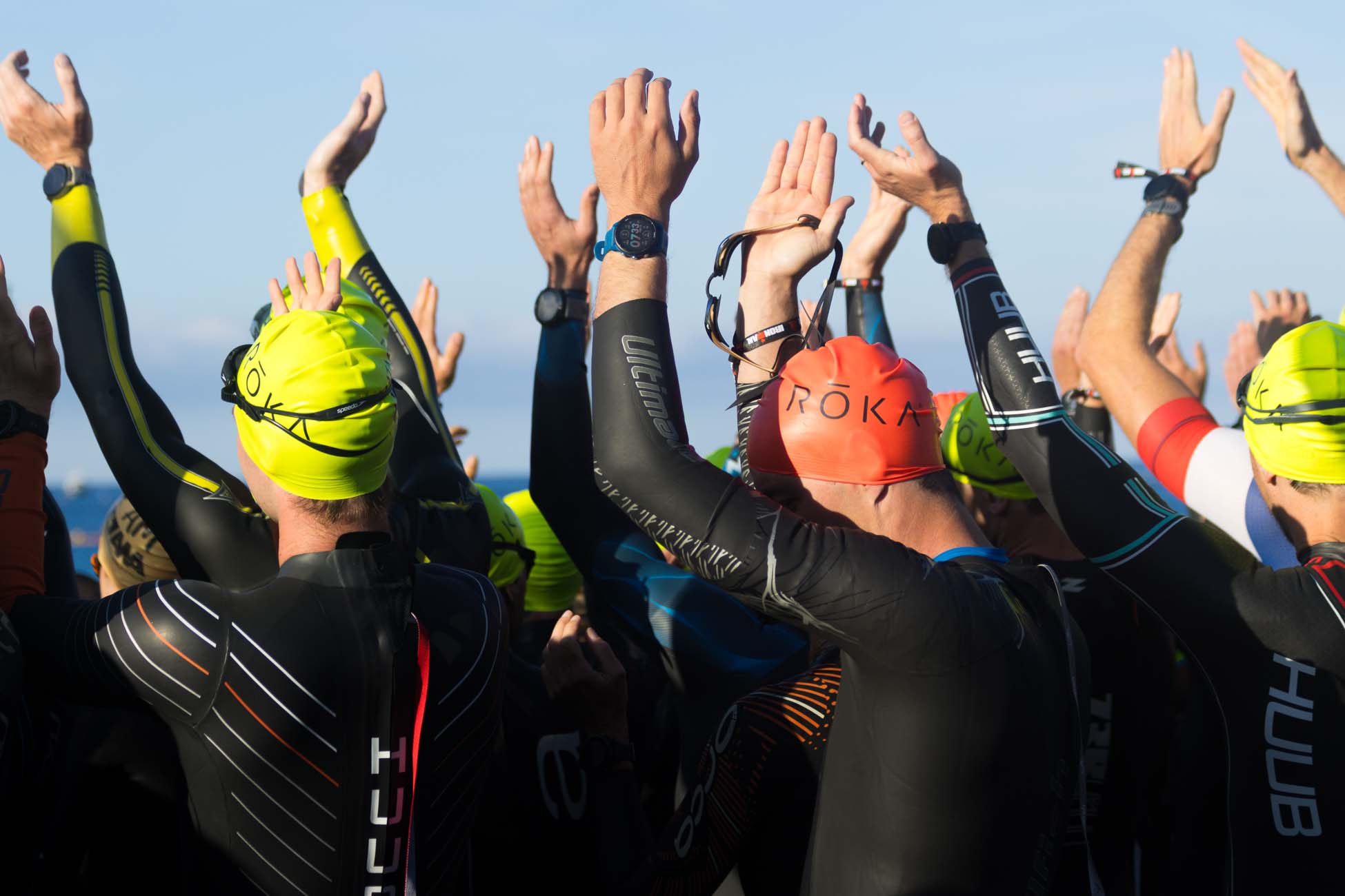 photographie de sport capturée lors de la compétition de triathlon ironman à Nice sur la Côte d'Azur avant la natation. 
photographie de sport outdoor montrant des triahtlètes. 