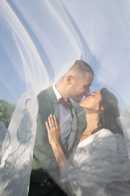 photographie de mariage montrant un jeune couple de mariés lors de leur cérémonie d'engagement 