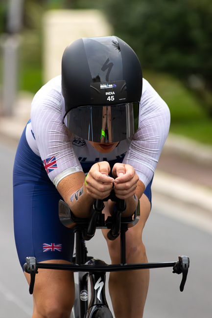 photographie de sport d'une athlète lors de l'ironman de nice sur son vélo de route pour la partie cyclisme .