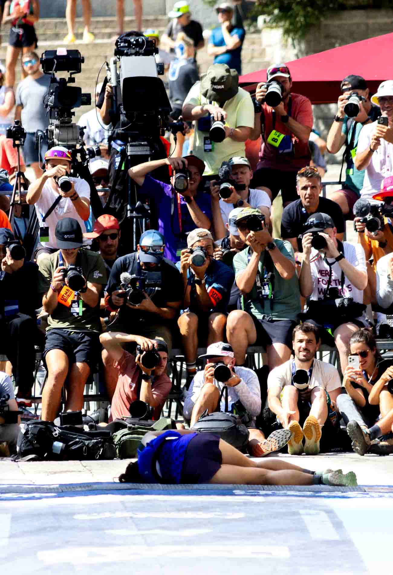 photographie de sport outdoor en trail running prise sur la ligne d'arrivée de l'ultra trail du mont blanc UTMB