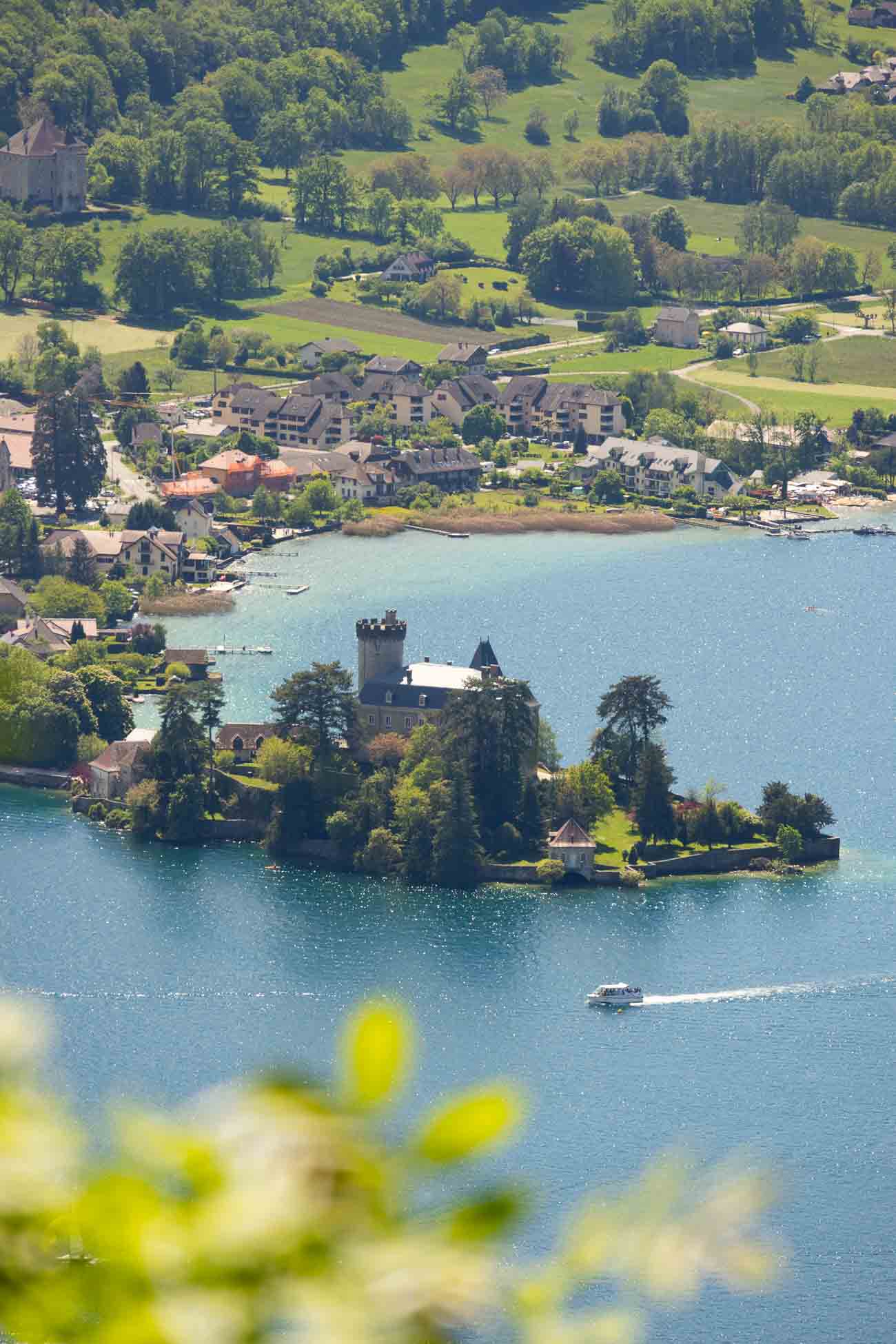 photographie paysage montrant Annecy et son lac à destination des offices de tourisme 