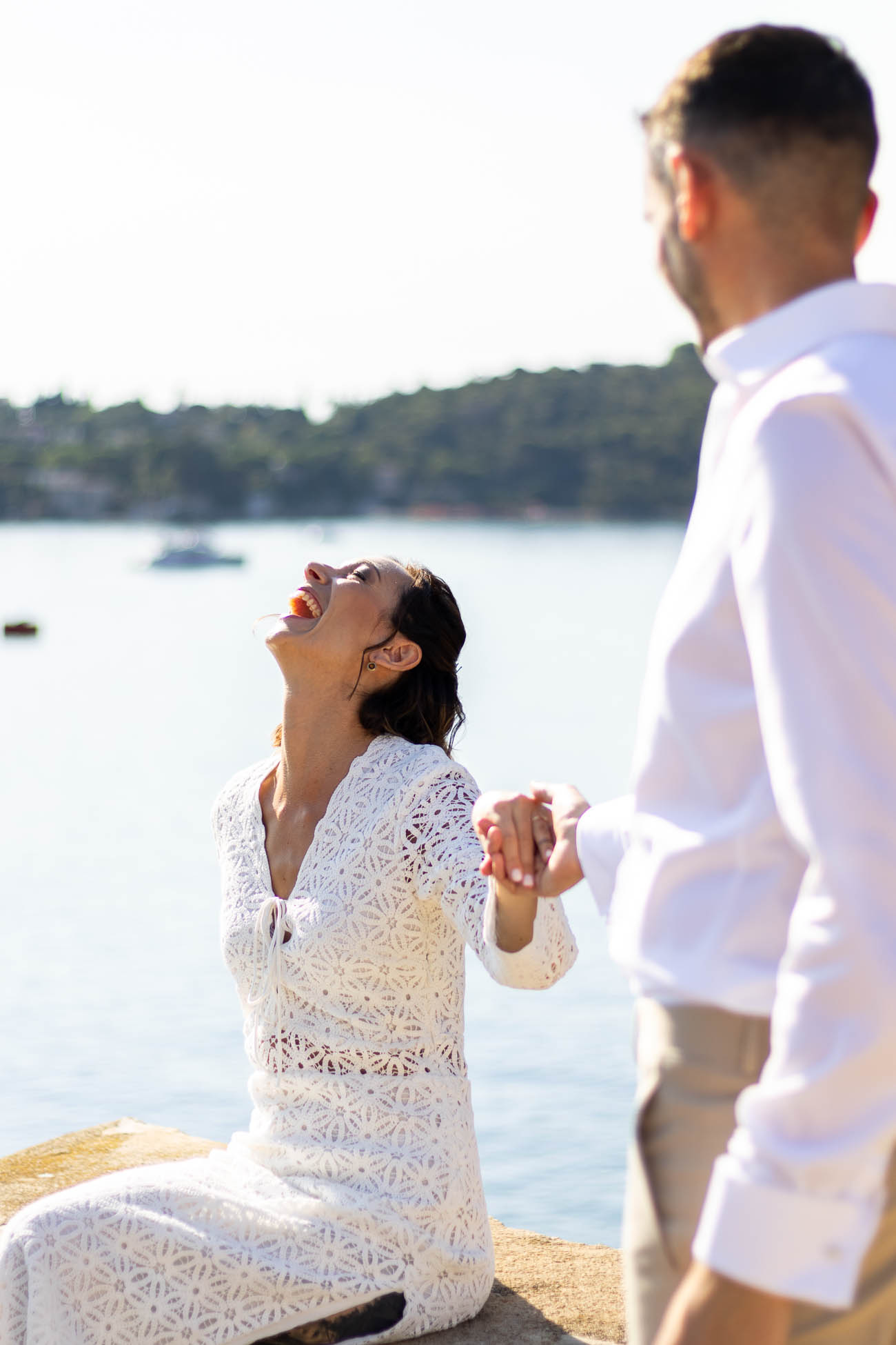 photographe de mariage j'ai capturé ce jeune couple de mariés riant au bord de la mer à Nice sur la Côte d'Azur 